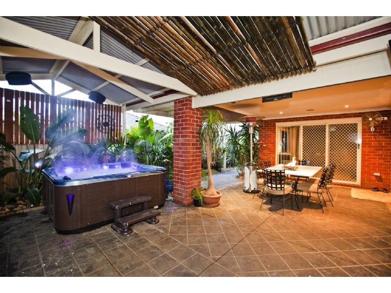 16 Dryandra Place, Cranbourne VIC 3977