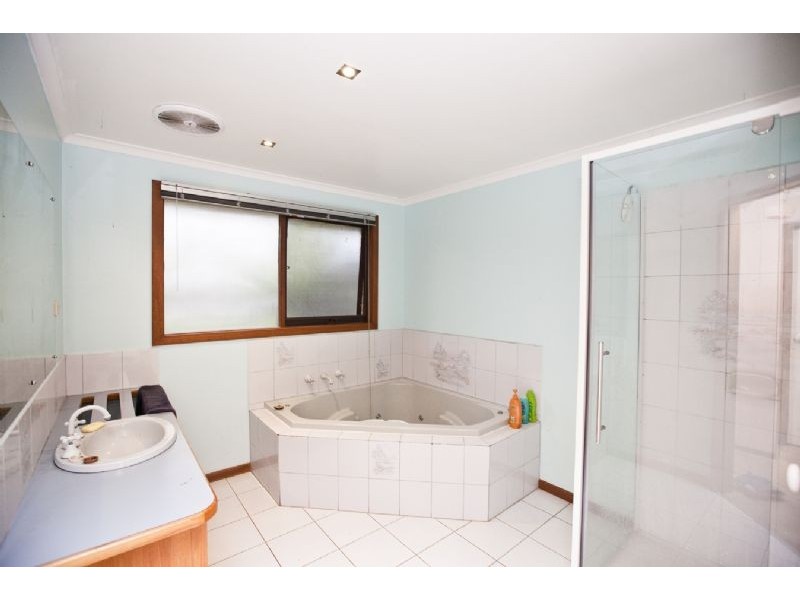 5 Oregon Court, Cranbourne North VIC 3977