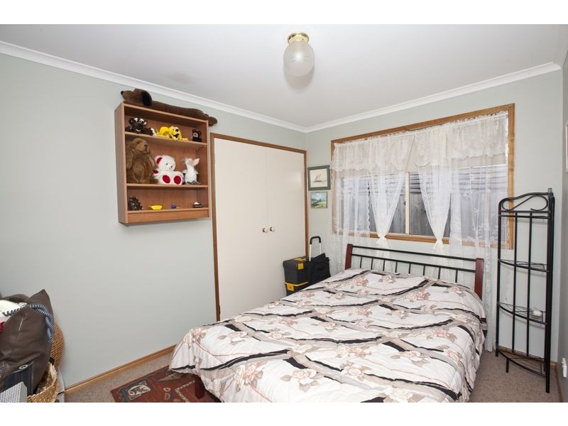 33 Samantha Crescent, Cranbourne North VIC 3977