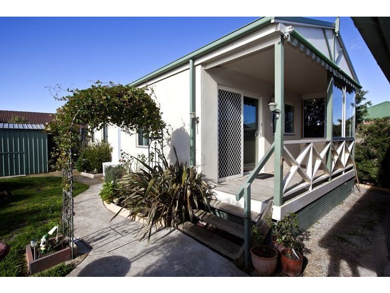 33 Samantha Crescent, Cranbourne North VIC 3977