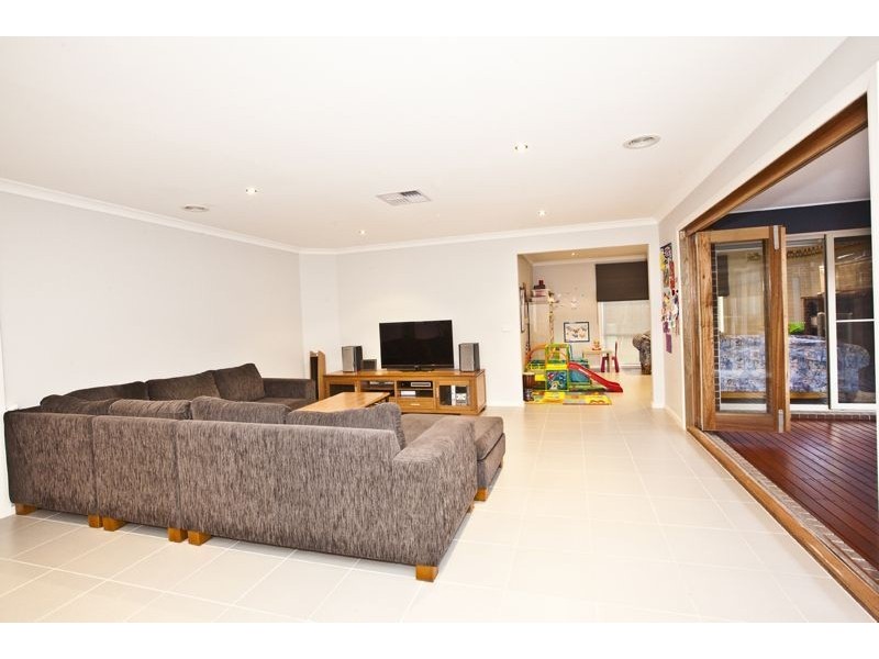 2 Wesson Way, Cranbourne East VIC 3977