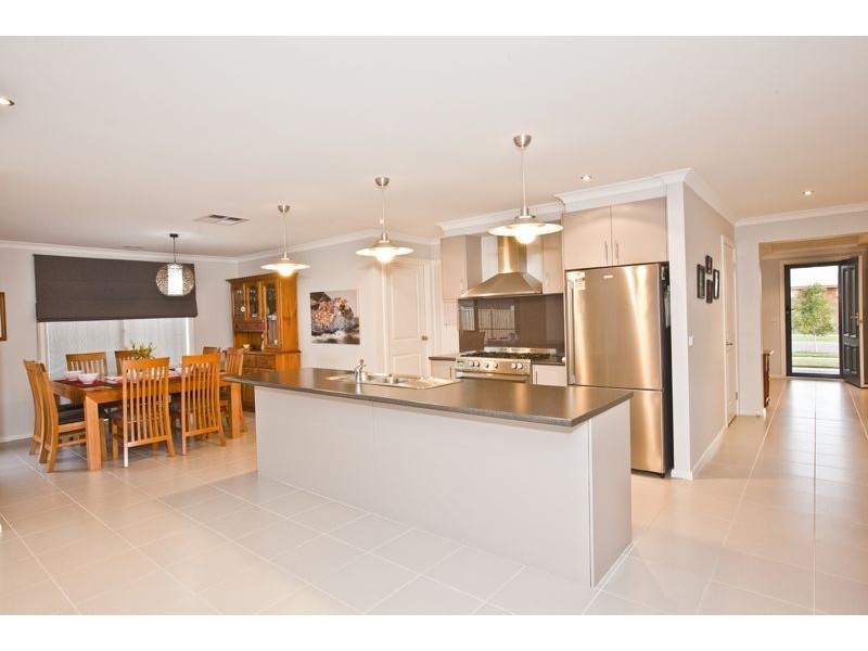 2 Wesson Way, Cranbourne East VIC 3977