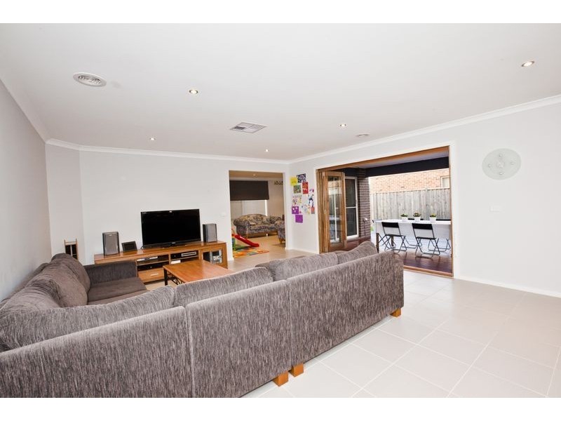 2 Wesson Way, Cranbourne East VIC 3977