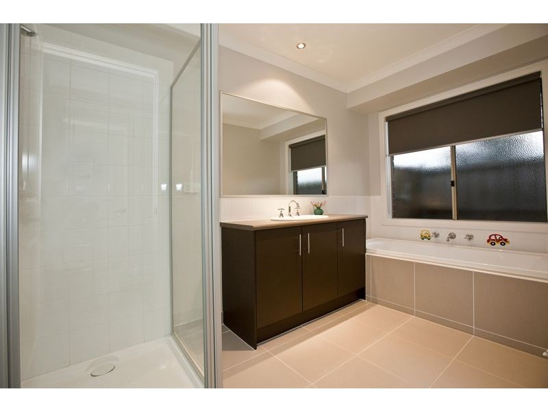 2 Wesson Way, Cranbourne East VIC 3977