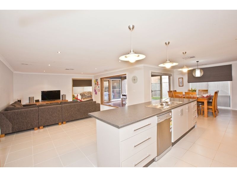 2 Wesson Way, Cranbourne East VIC 3977