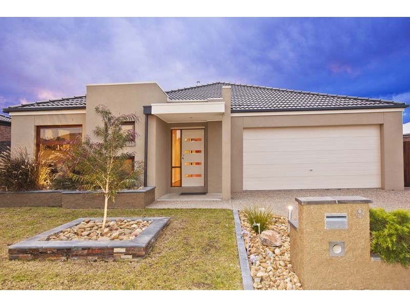 8 Lumina Avenue, Cranbourne VIC 3977