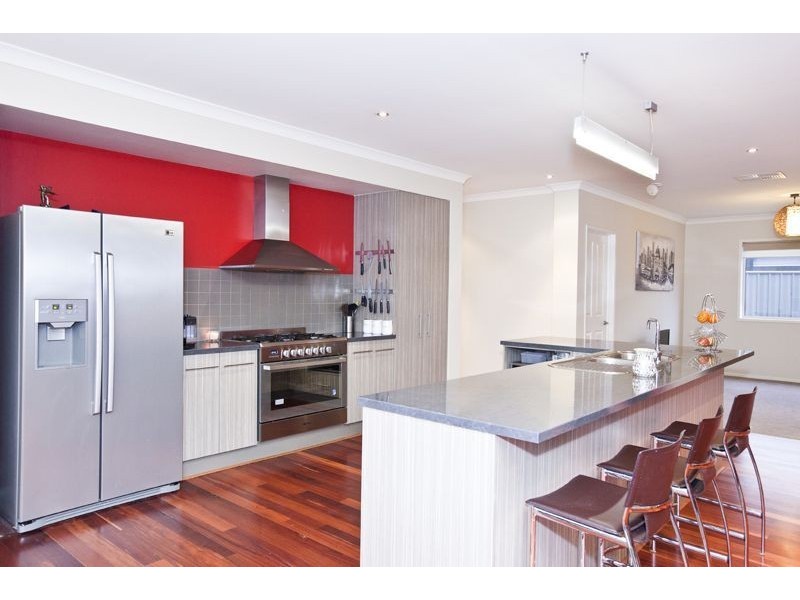 8 Lumina Avenue, Cranbourne VIC 3977