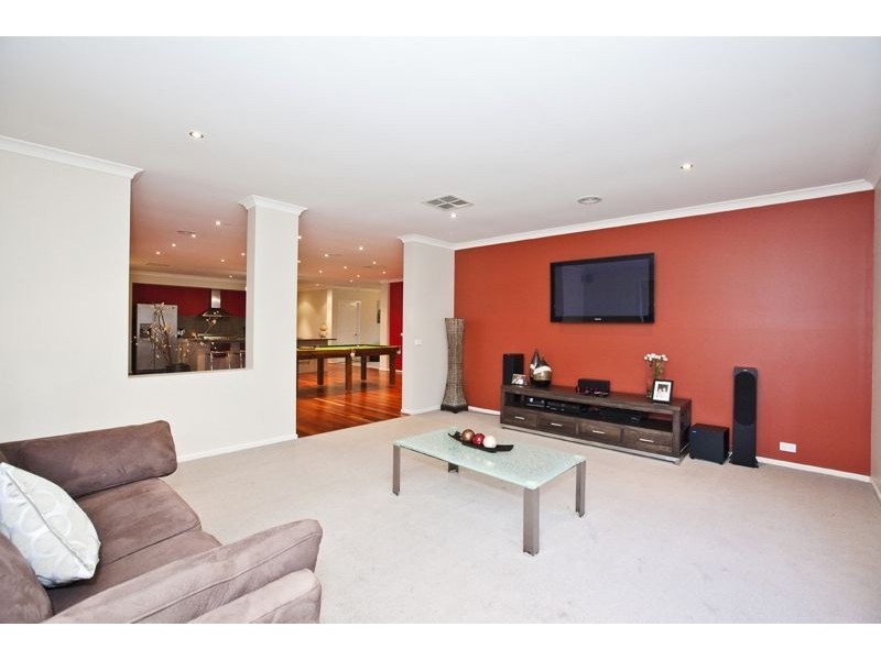 8 Lumina Avenue, Cranbourne VIC 3977