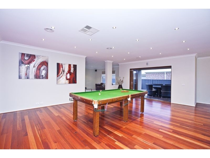 8 Lumina Avenue, Cranbourne VIC 3977