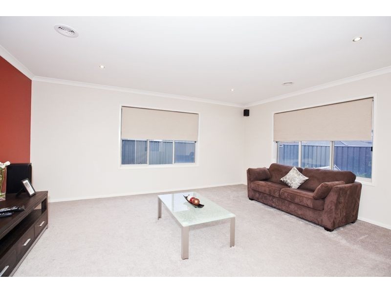 8 Lumina Avenue, Cranbourne VIC 3977