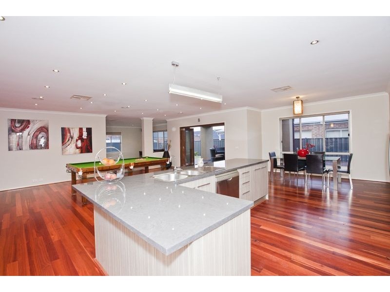 8 Lumina Avenue, Cranbourne VIC 3977