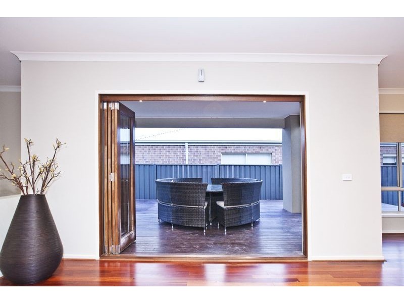 8 Lumina Avenue, Cranbourne VIC 3977