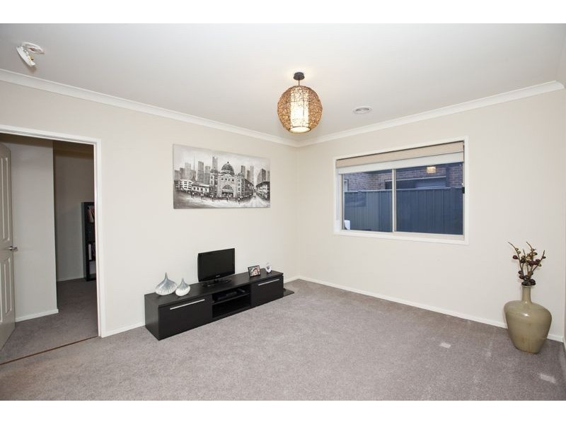 8 Lumina Avenue, Cranbourne VIC 3977