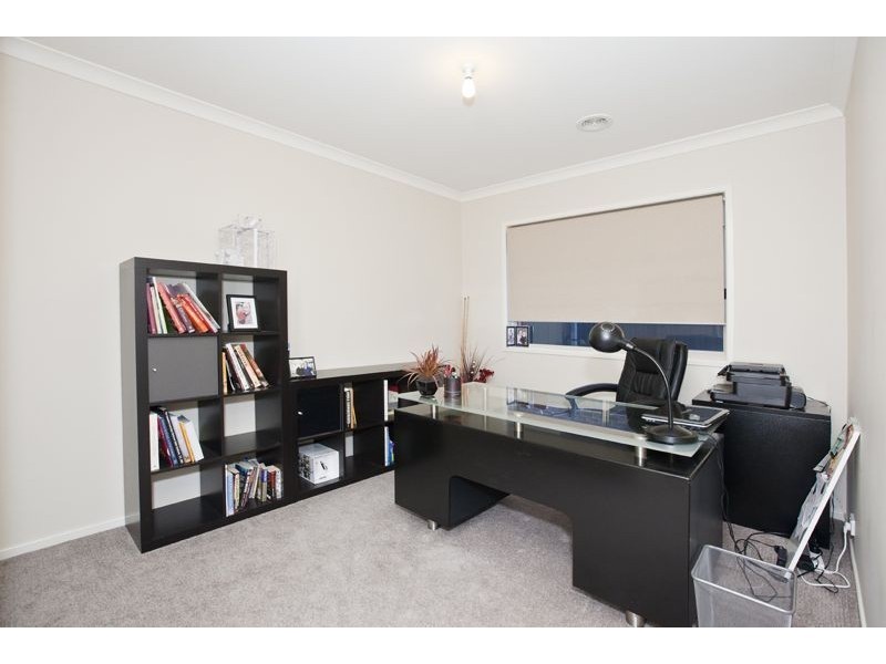 8 Lumina Avenue, Cranbourne VIC 3977