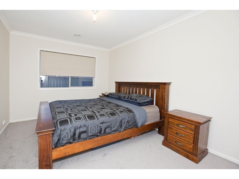 8 Lumina Avenue, Cranbourne VIC 3977