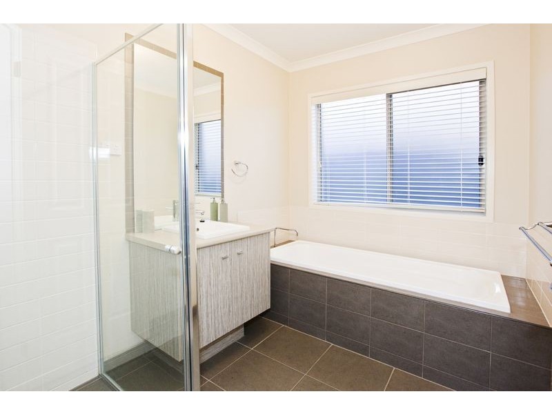 8 Lumina Avenue, Cranbourne VIC 3977