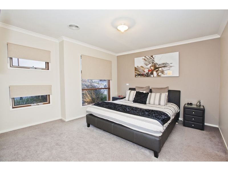 8 Lumina Avenue, Cranbourne VIC 3977