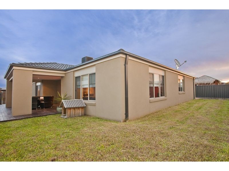 8 Lumina Avenue, Cranbourne VIC 3977