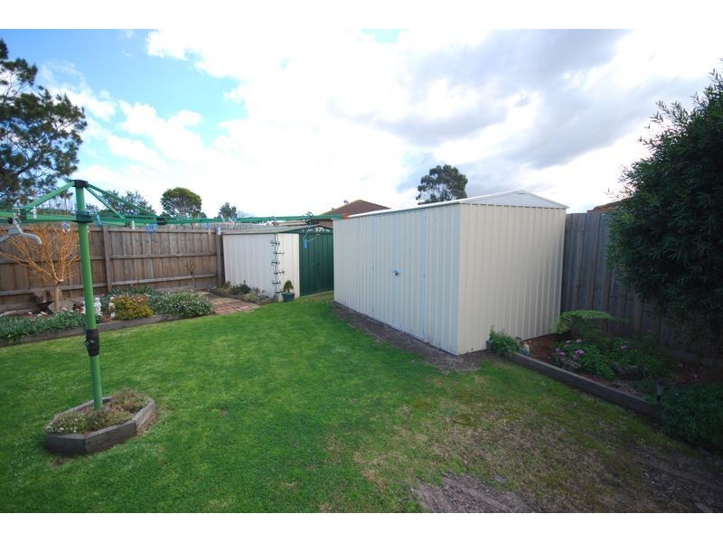15 Hoysted Avenue, Cranbourne North VIC 3977