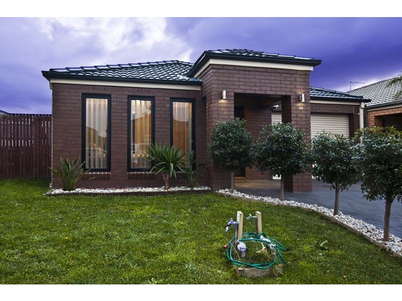 15 Maddock Drive, Cranbourne East VIC 3977