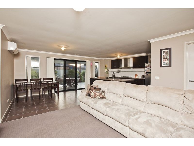 15 Maddock Drive, Cranbourne East VIC 3977