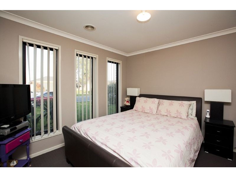 15 Maddock Drive, Cranbourne East VIC 3977