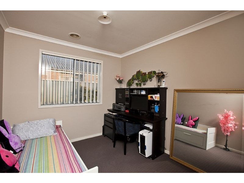 15 Maddock Drive, Cranbourne East VIC 3977