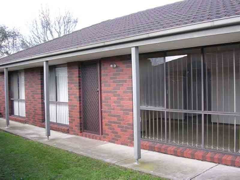 2/8 Fairbairn Road, Cranbourne VIC 3977