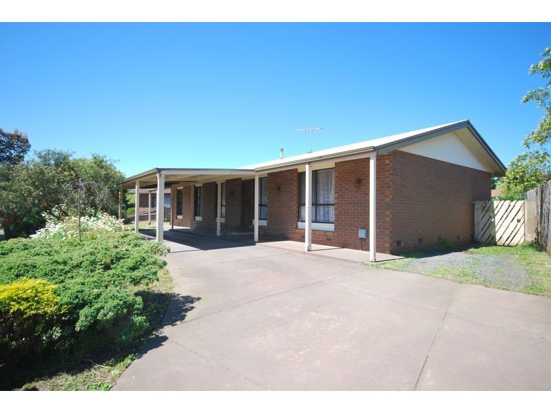 16 Chomley Street, Cranbourne VIC 3977