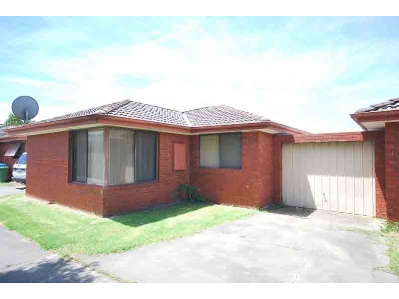 2/11 Walter Street, Cranbourne VIC 3977