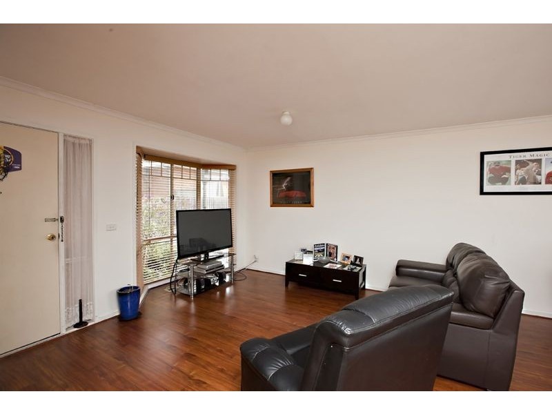 2/56 Fairbairn Road, Cranbourne VIC 3977