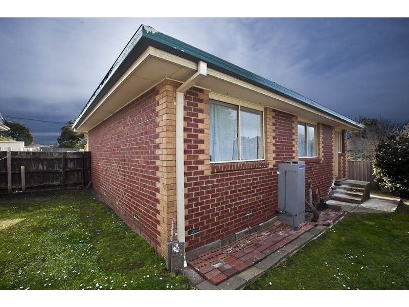 2/56 Fairbairn Road, Cranbourne VIC 3977