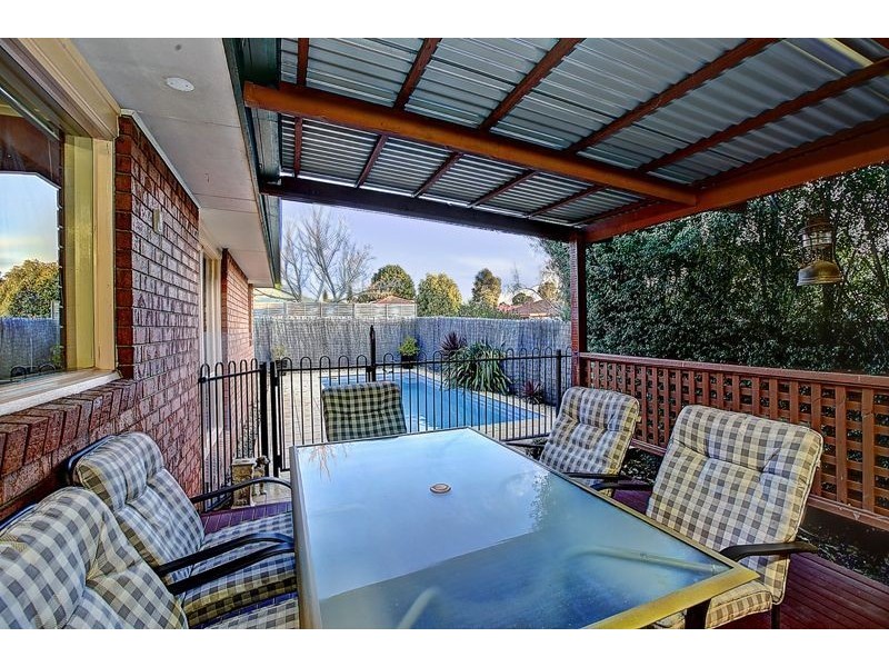 18 Waverley Park Drive, Cranbourne North VIC 3977