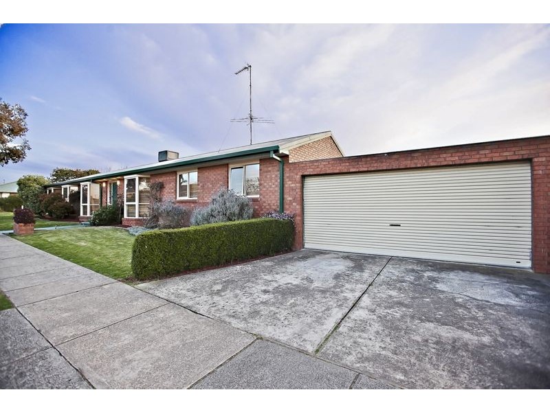 18 Waverley Park Drive, Cranbourne North VIC 3977