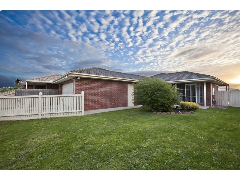 2 Nyah Place, Cranbourne West VIC 3977