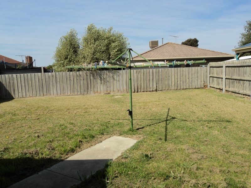 1/9 Iris Close, Cranbourne North VIC 3977