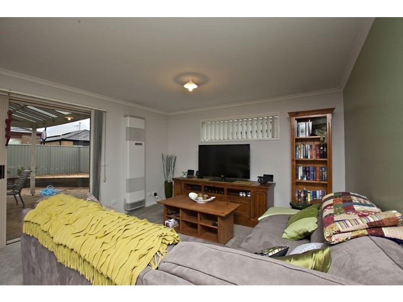 24 Mossman Drive, Cranbourne East VIC 3977