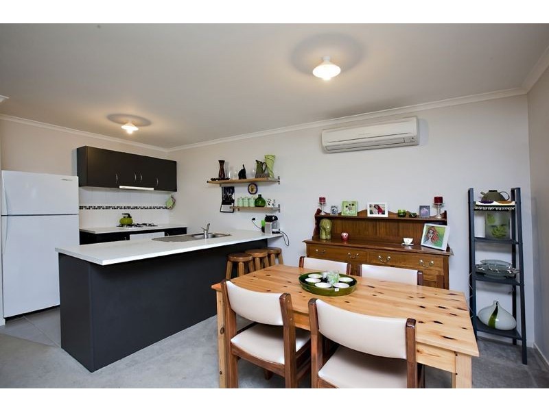 24 Mossman Drive, Cranbourne East VIC 3977