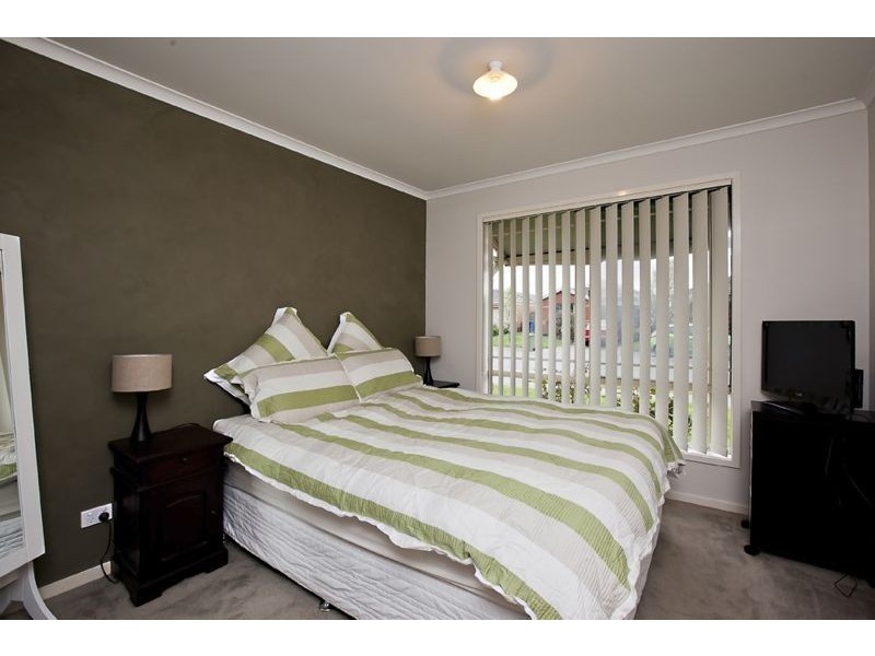 24 Mossman Drive, Cranbourne East VIC 3977