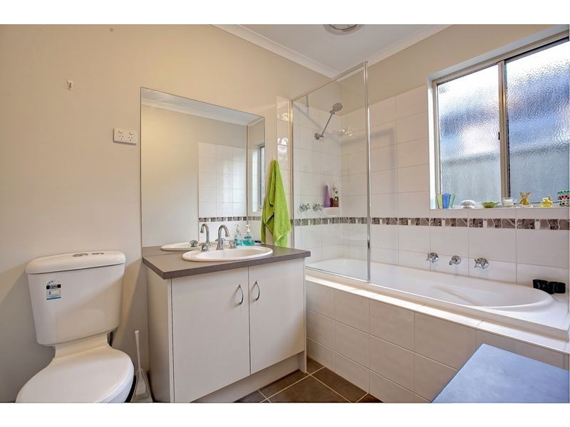 24 Mossman Drive, Cranbourne East VIC 3977