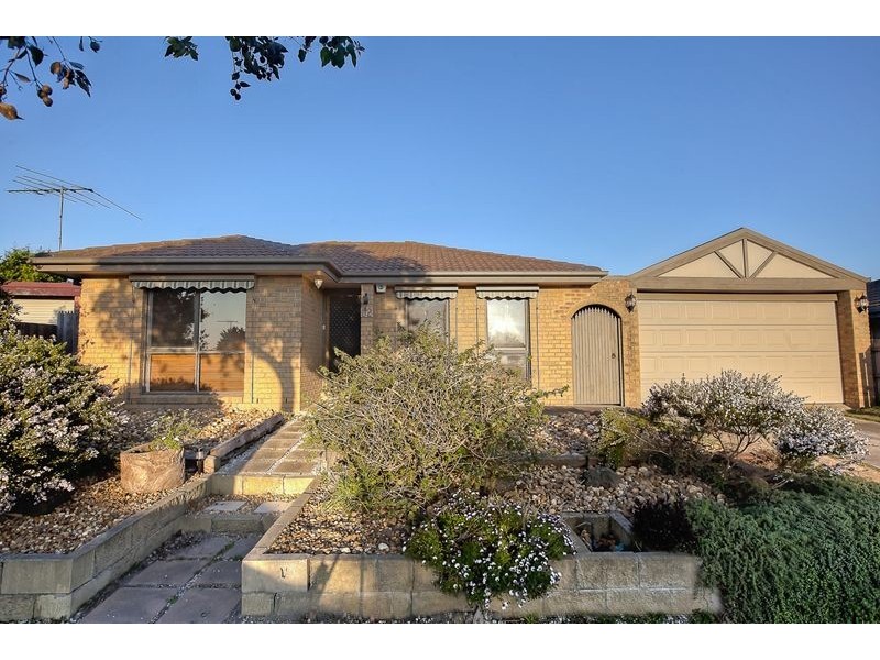 32 Josephine Avenue, Cranbourne North VIC 3977