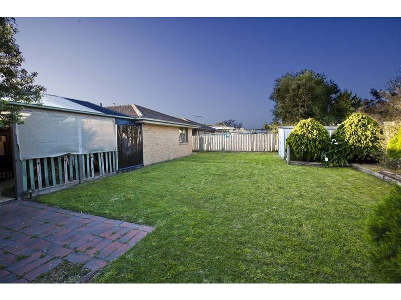 32 Josephine Avenue, Cranbourne North VIC 3977