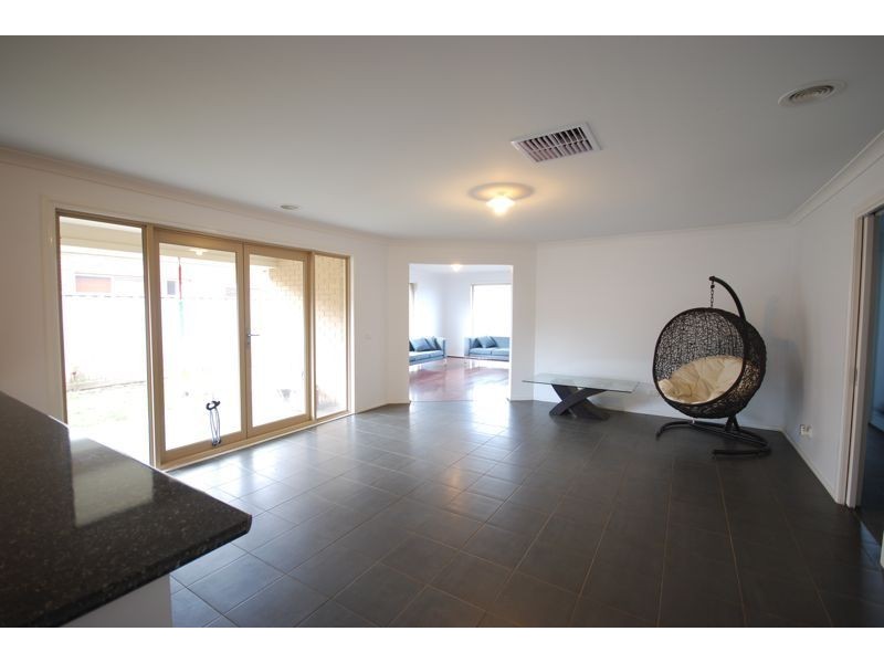 16 Dan Morgan Drive, Cranbourne VIC 3977