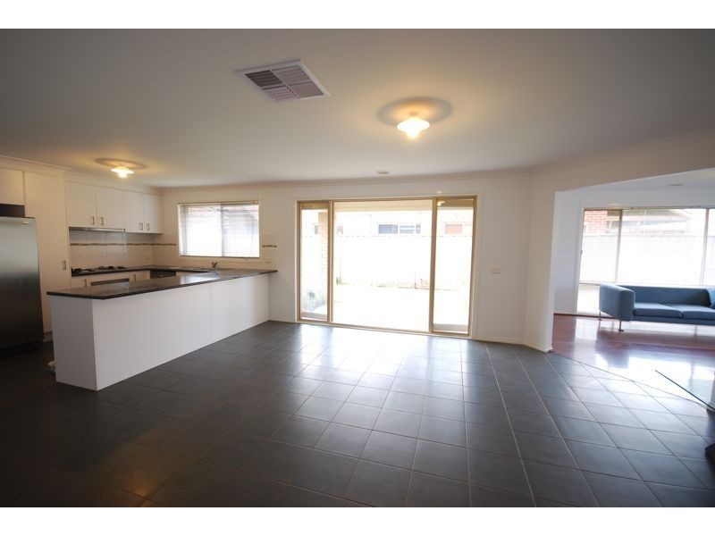 16 Dan Morgan Drive, Cranbourne VIC 3977