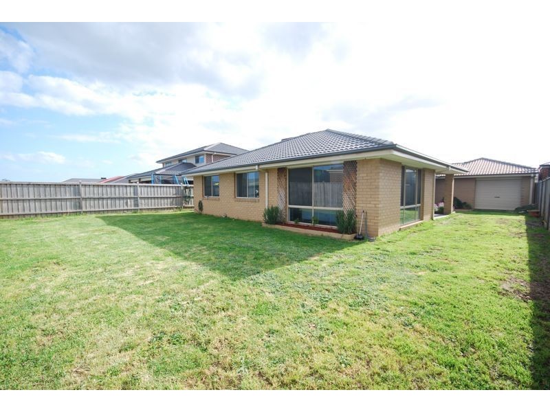 16 Dan Morgan Drive, Cranbourne VIC 3977