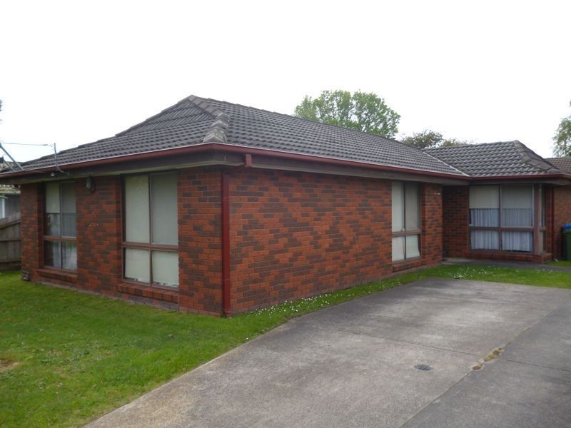 1/8 Fairbairn Road, Cranbourne VIC 3977