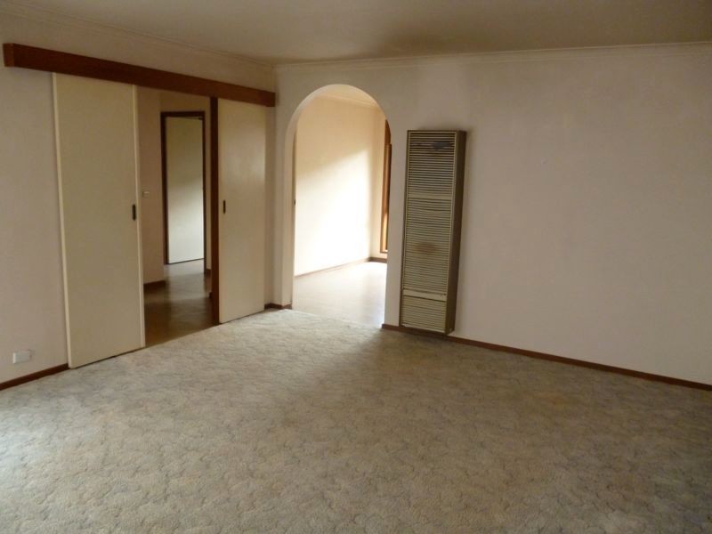 1/8 Fairbairn Road, Cranbourne VIC 3977