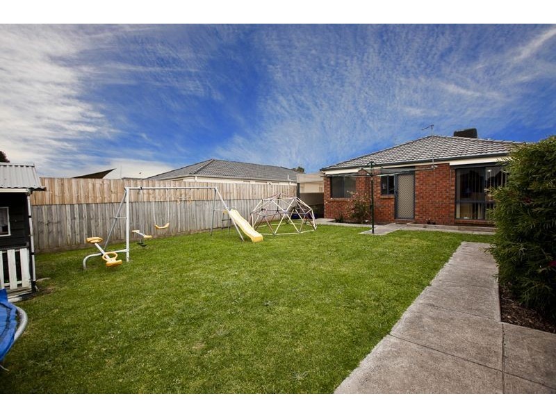 19 Geebung Road, Cranbourne West VIC 3977