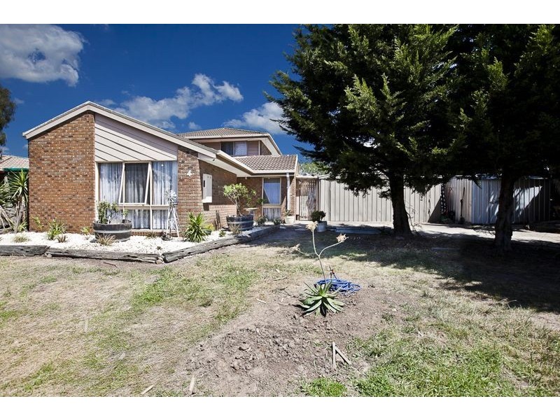 4 Hindmarsh Court, Cranbourne North VIC 3977