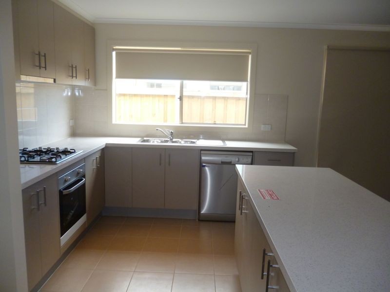 17 Rock Daisy Drive, Cranbourne West VIC 3977